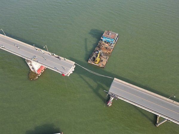 Foto - Kargo gemisinin çarptığı köprü yıkıldı: 5 ölü