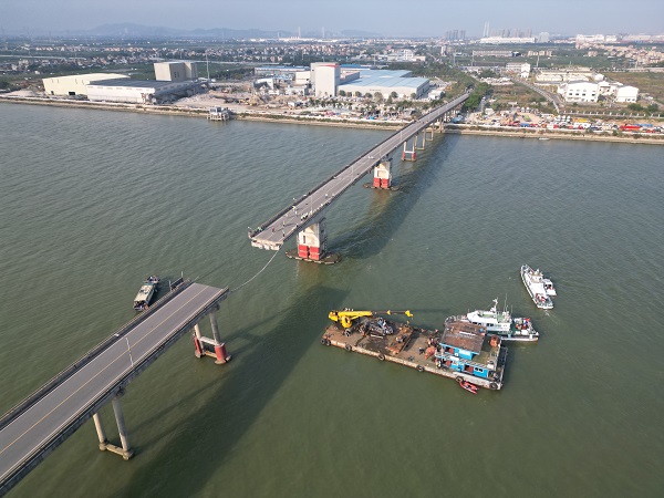 Foto - Kargo gemisinin çarptığı köprü yıkıldı: 5 ölü