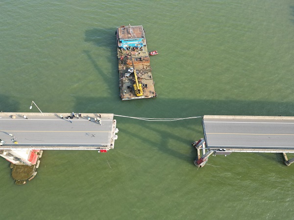 Foto - Kargo gemisinin çarptığı köprü yıkıldı: 5 ölü