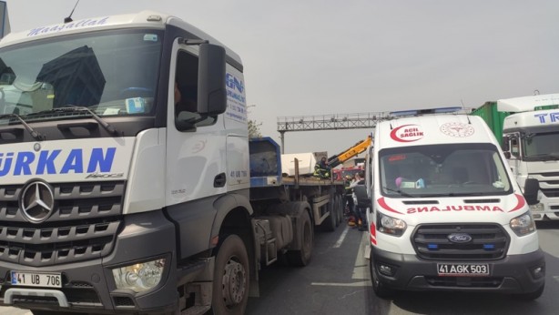 Foto - Kargo kamyonu, tıra çarptı