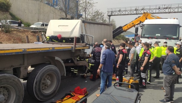 Foto - Kargo kamyonu, tıra çarptı