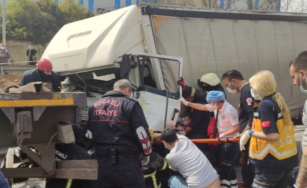 Foto - Kargo kamyonu, tıra çarptı