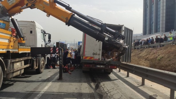 Foto - Kargo kamyonu, tıra çarptı