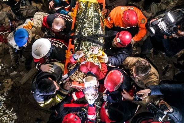 Foto - Karı koca 209 saat sonra enkazdan kurtarıldı