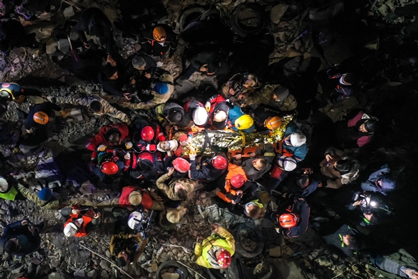 Foto - Karı koca 209 saat sonra enkazdan kurtarıldı