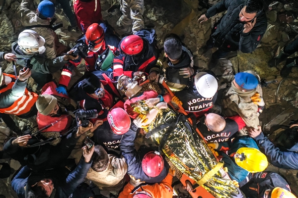 Foto - Karı koca 209 saat sonra enkazdan kurtarıldı