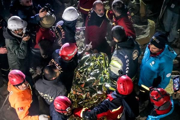 Foto - Karı koca 209 saat sonra enkazdan kurtarıldı