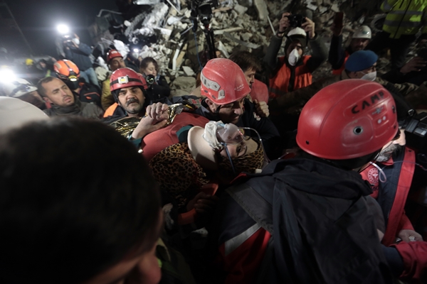 Foto - Karı koca 209 saat sonra enkazdan kurtarıldı