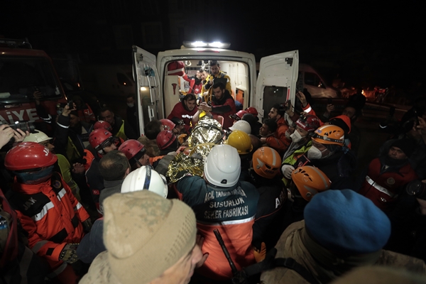 Foto - Karı koca 209 saat sonra enkazdan kurtarıldı