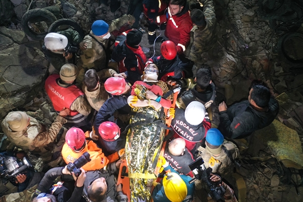 Foto - Karı koca 209 saat sonra enkazdan kurtarıldı