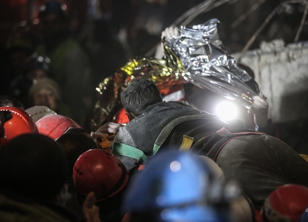 Foto - Karı koca 209 saat sonra enkazdan kurtarıldı