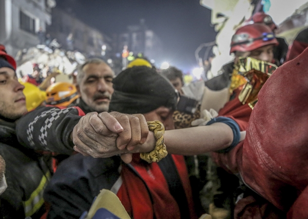 Karı koca 209 saat sonra enkazdan kurtarıldı