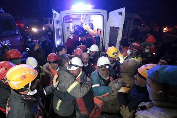 Foto - Karı koca 209 saat sonra enkazdan kurtarıldı