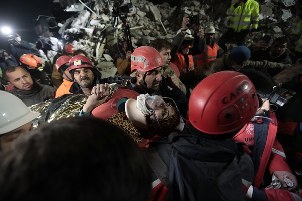 Foto - Karı koca 209 saat sonra enkazdan kurtarıldı