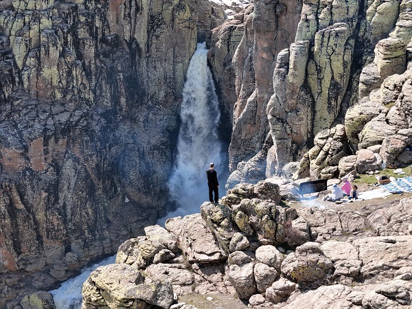 Karlar eridi Çır Şelalesi coştu