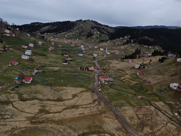 Foto - Karlar eridi Mor Yayla, maviye büründü