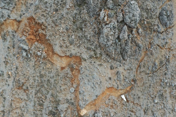 Foto - Karlar eriyince dağdaki ürkütücü manzara ortaya çıktı!