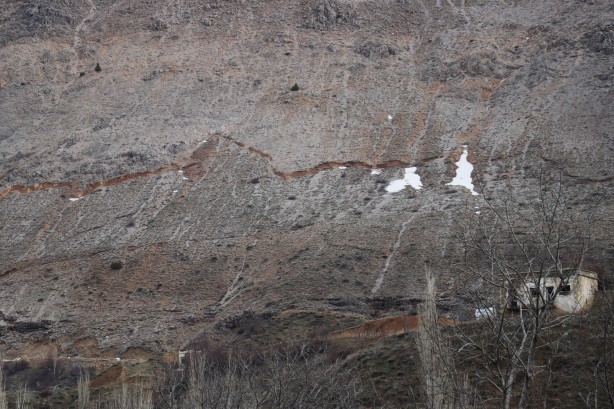 Foto - Karlar eriyince dağdaki ürkütücü manzara ortaya çıktı!