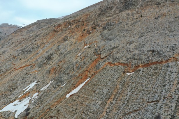 Foto - Karlar eriyince dağdaki ürkütücü manzara ortaya çıktı!
