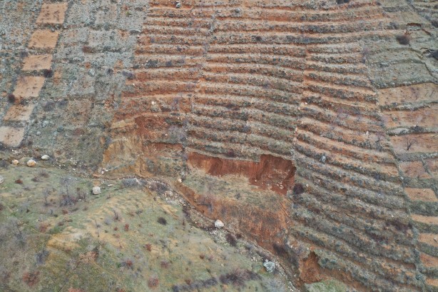 Foto - Karlar eriyince dağdaki ürkütücü manzara ortaya çıktı!