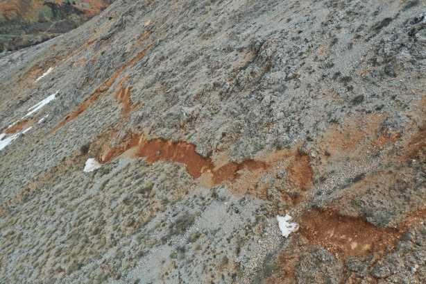 Foto - Karlar eriyince dağdaki ürkütücü manzara ortaya çıktı!