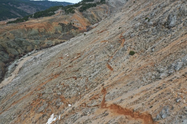 Karlar eriyince dağdaki ürkütücü manzara ortaya çıktı!