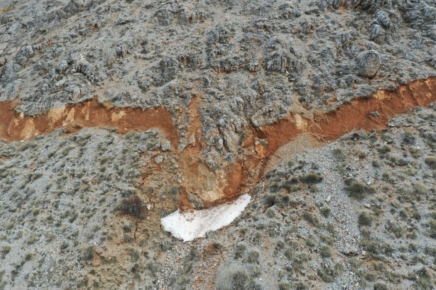 Foto - Karlar eriyince dağdaki ürkütücü manzara ortaya çıktı!
