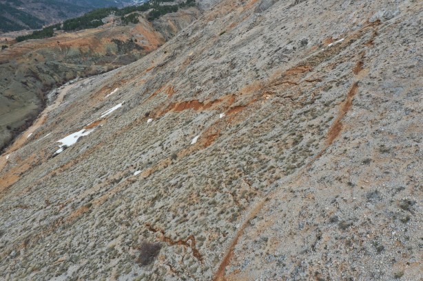 Foto - Karlar eriyince dağdaki ürkütücü manzara ortaya çıktı!
