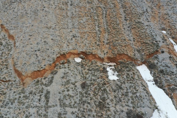 Foto - Karlar eriyince dağdaki ürkütücü manzara ortaya çıktı!
