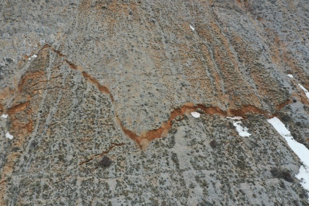 Foto - Karlar eriyince dağdaki ürkütücü manzara ortaya çıktı!