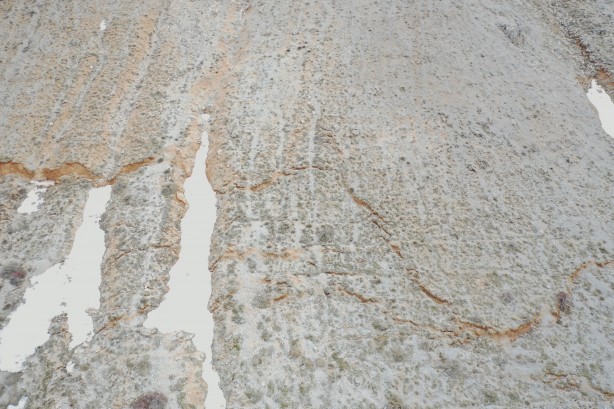 Foto - Karlar eriyince dağdaki ürkütücü manzara ortaya çıktı!
