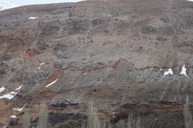 Foto - Karlar eriyince dağdaki ürkütücü manzara ortaya çıktı!