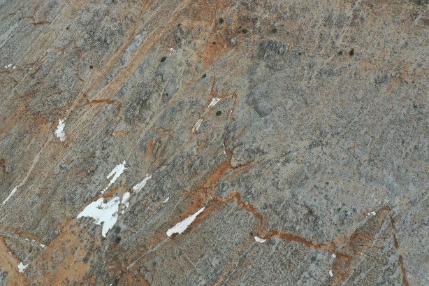 Foto - Karlar eriyince dağdaki ürkütücü manzara ortaya çıktı!