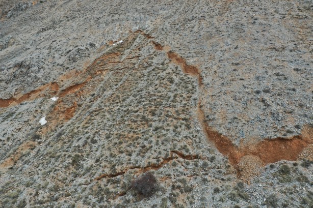 Foto - Karlar eriyince dağdaki ürkütücü manzara ortaya çıktı!