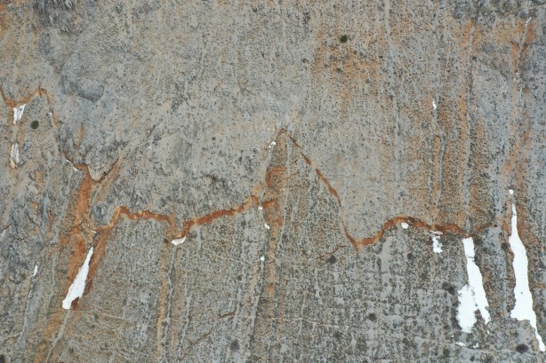 Foto - Karlar eriyince dağdaki ürkütücü manzara ortaya çıktı!