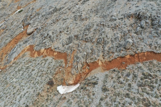 Foto - Karlar eriyince dağdaki ürkütücü manzara ortaya çıktı!