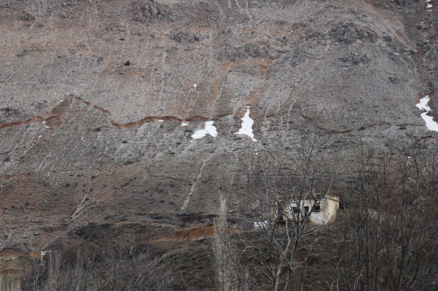 Foto - Karlar eriyince dağdaki ürkütücü manzara ortaya çıktı!