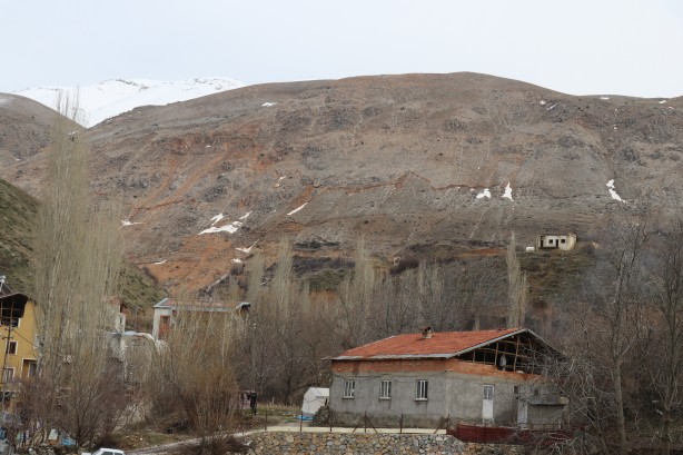 Foto - Karlar eriyince dağdaki ürkütücü manzara ortaya çıktı!