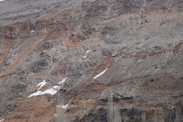 Foto - Karlar eriyince dağdaki ürkütücü manzara ortaya çıktı!
