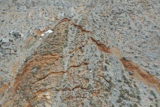 Foto - Karlar eriyince dağdaki ürkütücü manzara ortaya çıktı!