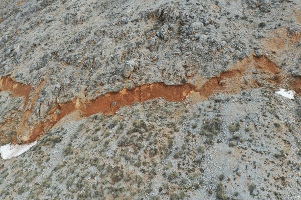 Foto - Karlar eriyince dağdaki ürkütücü manzara ortaya çıktı!