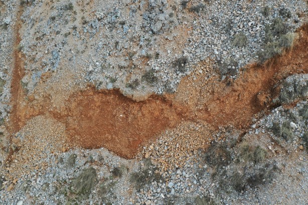 Foto - Karlar eriyince dağdaki ürkütücü manzara ortaya çıktı!
