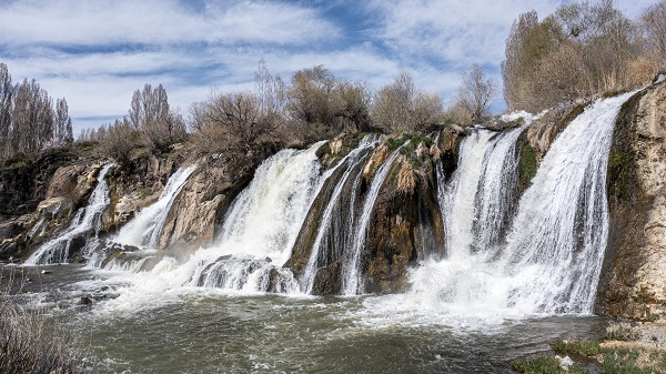 Foto - Karların erimesi ve yağışlar Muradiye Şelalesi'ni coşturdu