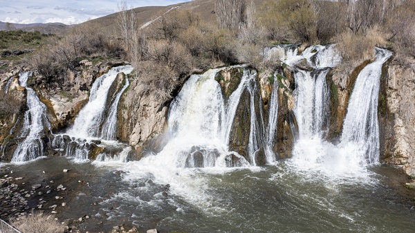 Foto - Karların erimesi ve yağışlar Muradiye Şelalesi'ni coşturdu