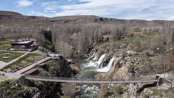 Foto - Karların erimesi ve yağışlar Muradiye Şelalesi'ni coşturdu