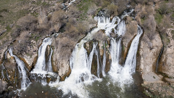 Foto - Karların erimesi ve yağışlar Muradiye Şelalesi'ni coşturdu