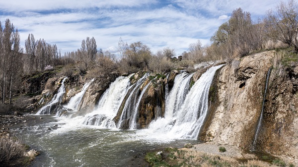 Foto - Karların erimesi ve yağışlar Muradiye Şelalesi'ni coşturdu