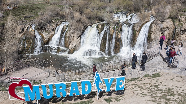 Foto - Karların erimesi ve yağışlar Muradiye Şelalesi'ni coşturdu