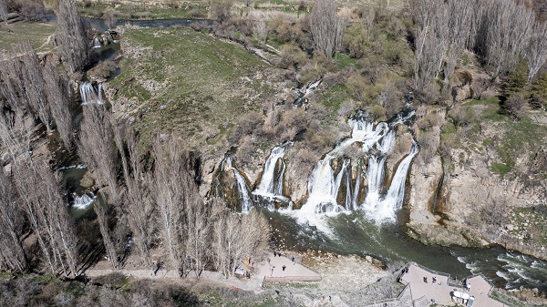 Foto - Karların erimesi ve yağışlar Muradiye Şelalesi'ni coşturdu