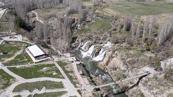 Foto - Karların erimesi ve yağışlar Muradiye Şelalesi'ni coşturdu
